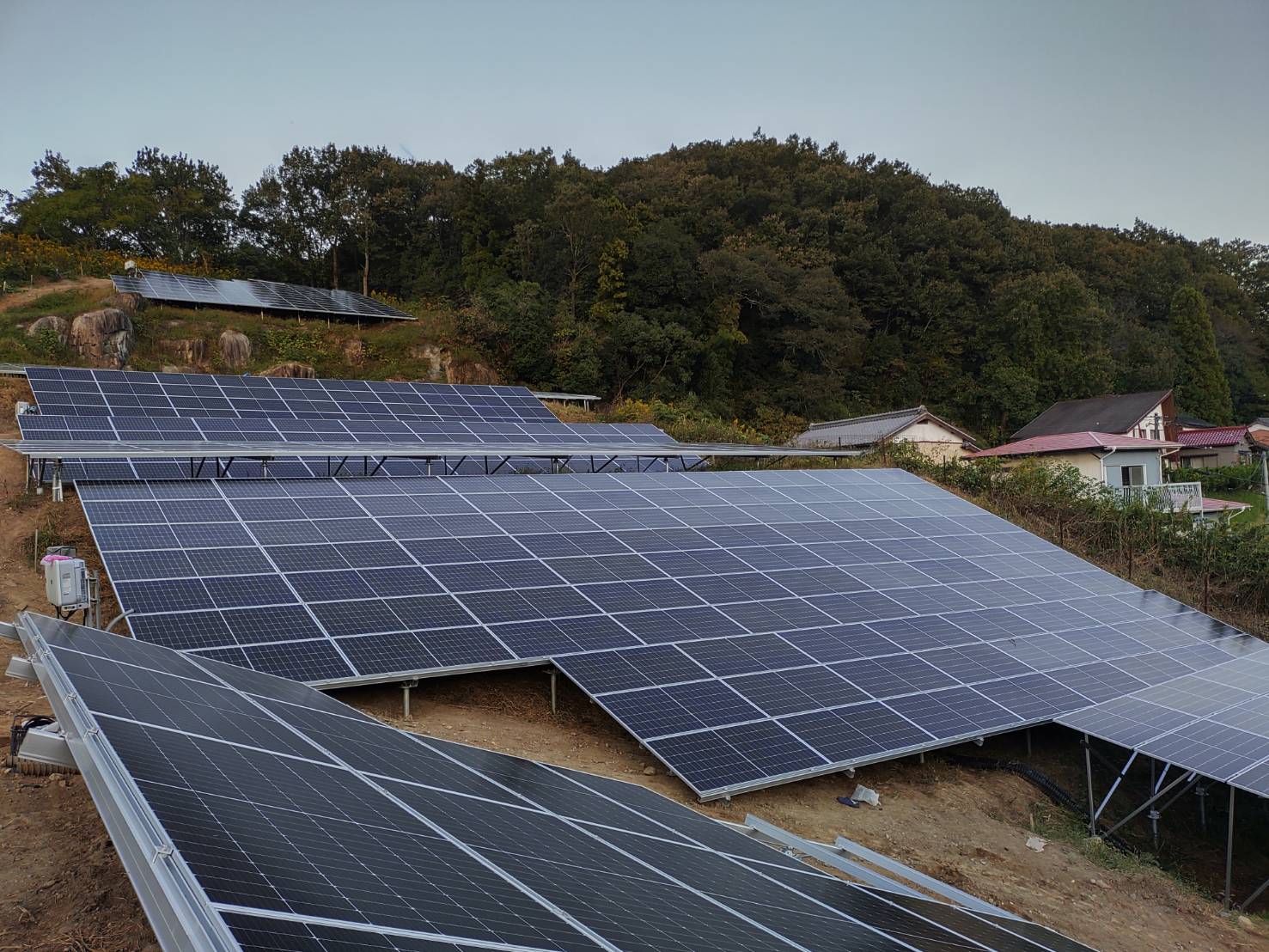 太陽光発電所建設工事（架台組立～パネル設置～電気工事）